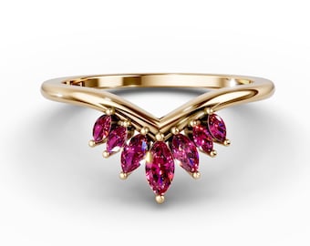 Alianza de boda curvada con rubí en oro de 14 quilates Anillo de compromiso curvo con rubí marquesa Anillo nupcial apilable para ella Anillo de contorno Rubí Piedra natal de julio