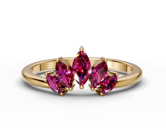 Alianza de boda curvada con rubí en oro de 14 quilates Anillo de compromiso curvo con rubí marquesa Anillo nupcial apilable para ella Anillo de contorno Rubí Piedra natal de julio