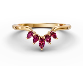 Alianza de boda curvada con rubí en oro de 14 quilates Anillo de compromiso curvo con rubí marquesa Anillo nupcial apilable para ella Anillo de contorno Rubí Piedra natal de julio
