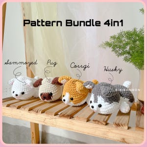 Puede incluir: Colección de cuatro juguetes de perro de ganchillo: un Samoyedo, un Carlino, un Corgi y un Husky. Cada perro está tumbado en una estantería de madera. Los juguetes son blancos, beige, naranja y gris, con ojos y narices negras. El texto "Pattern Bundle 4in1" está en la parte superior.
