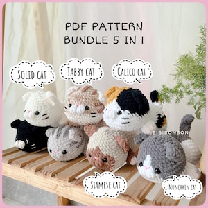 Puede incluir: Una colección de peluches de gatos hechos a mano con ganchillo, en varios colores y patrones, incluyendo diseños de gatos negros y blancos lisos, atigrados, calicó, siameses y Munchkin. La imagen incluye el texto "PDF Pattern Bundle 5 in 1".