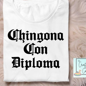 卒業証書付きのChingona svg | ラテン系 svg | 教育を受けたラテン系 | 卒業シャツ | 卒業生向けのかわいいシャツ