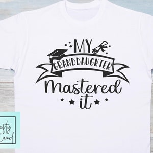 My GrandDaughter Mastered It / Archivos de camisas de maestría / Descargas digitales / Camisas de graduación para abuelos Maestría svg se digna