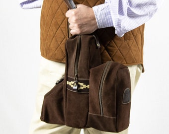 Sac Thermos en cuir gamuzado, avec détail de garde pampa, brodé sur cuir. Fabriqué en Argentine