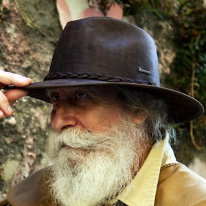 Australian-style cowboy hat. Oiled leather hat. Made in Argentina by leather artisans.