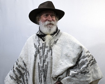 Poncho da uomo. Poncho lavorato a maglia con pura lana di pecora. Il poncho protegge la pampa. Poncho vecchio stile. Prodotto in Argentina