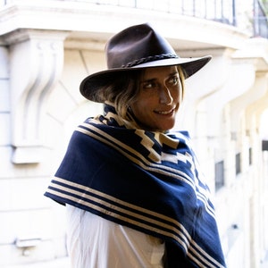 Pashmina with border. Reversible pashmina with pampas border design. Soft and delicate. Made in Argentina.