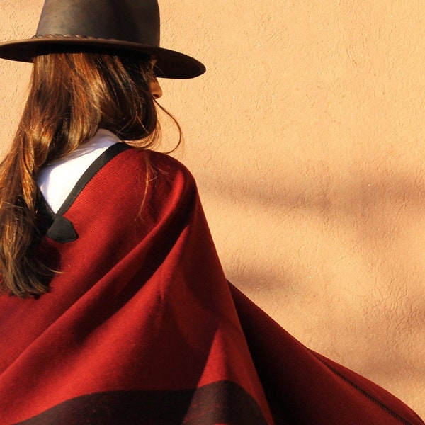 Argentine handcrafted poncho. Unisex poncho with a Salta design. Woven on an antique industrial loom. Soft and warm. Made in Argentina.