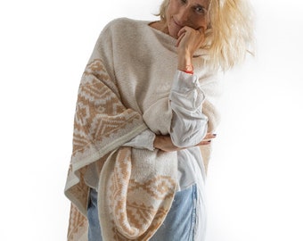 Poncho with horizontal pampa guard