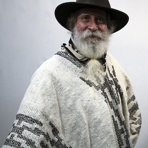 Argentinsk poncho 100% ull - ren fårull, antik stil - pampadesign - kraftig vinterkappa - handfransad - naturlig & svart bild 4