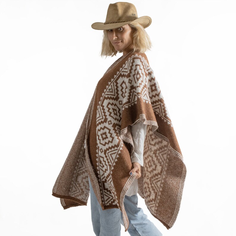 Ruana with pampa pattern with vertical pampa pattern.