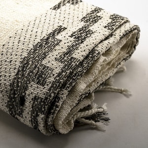 Argentinsk poncho 100% ull - ren fårull, antik stil - pampadesign - kraftig vinterkappa - handfransad - naturlig & svart bild 3