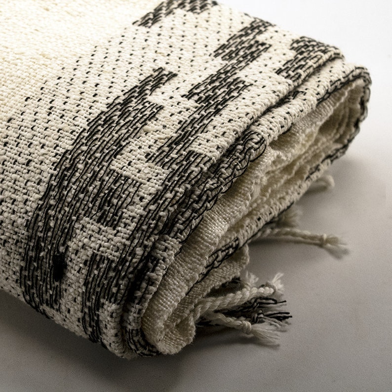 Argentinsk poncho 100% ull - ren fårull, antik stil - pampadesign - kraftig vinterkappa - handfransad - naturlig & svart bild 3