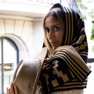 Pashmina met bewaker. Omkeerbare pashmina met pampasbeschermer. Zacht en delicaat. Gemaakt in Argentinië.