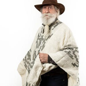 Argentinsk poncho 100% ull - ren fårull, antik stil - pampadesign - kraftig vinterkappa - handfransad - naturlig & svart bild 5