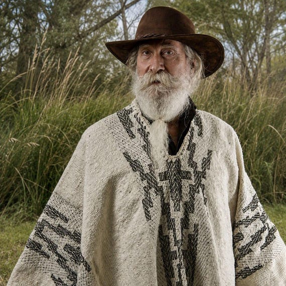 Poncho Argentino 100% Wool - Pura Lana de Oveja Estilo Antiguo - Guarda Pampa Design - Heavy Winter Cape - Flecos a Mano - Crudo & Negro