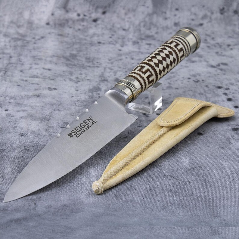 Cuchillo con mango cuero trenzado premium. Cuchillo mango cuero trenzado con vaina. Cuchillo mango trenzado en caja. Hecho en Argentina