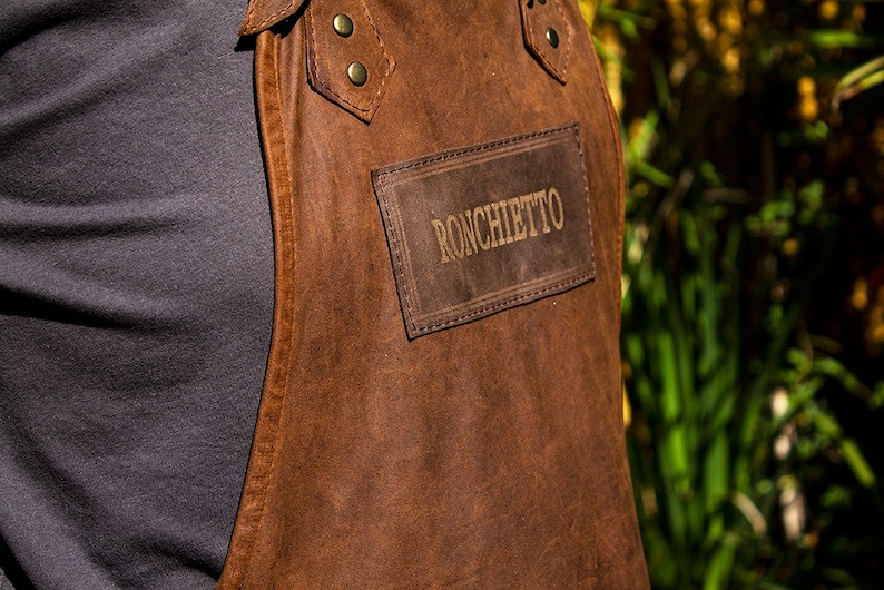 May include: A brown leather apron with a patch that says "Ronchietto" on it.
