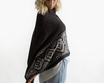 Poncho con guarda pampa vertical