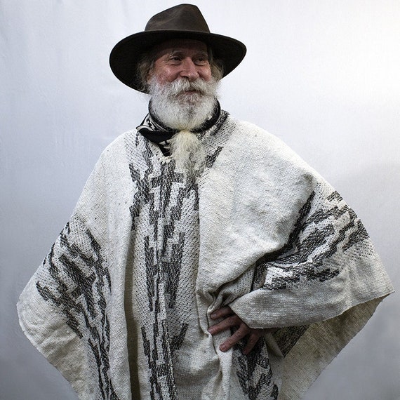 Poncho Argentino 100% Wool - Pura Lana de Oveja Estilo Antiguo - Guarda Pampa Design - Heavy Winter Cape - Flecos a Mano - Crudo & Negro