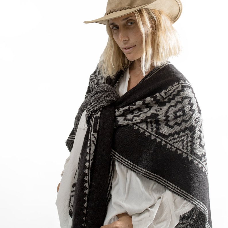 Ruana with pampa pattern with vertical pampa pattern.