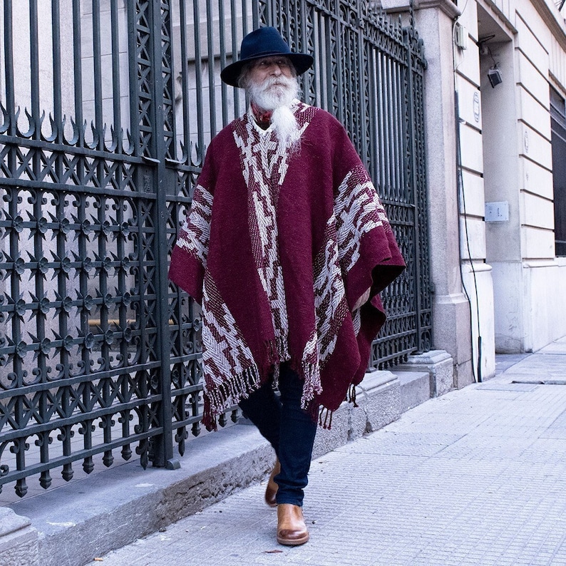 Men's poncho. Hand-knit poncho made with pure sheep's wool. Poncho with a pampas motif. Vintage style poncho. Made in Argentina.