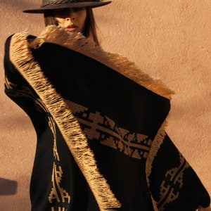 Poncho artesanal. Poncho unisex con diseños aborigenes. Tejido en un antiguo telar industrial. Suave y abrigado. Hecho en Argentina. zdjęcie 4