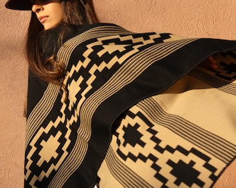 Poncho avec garde. Poncho réversible avec rangement pampa. Tissé sur un ancien métier à tisser industriel. Fabriqué en Argentine.