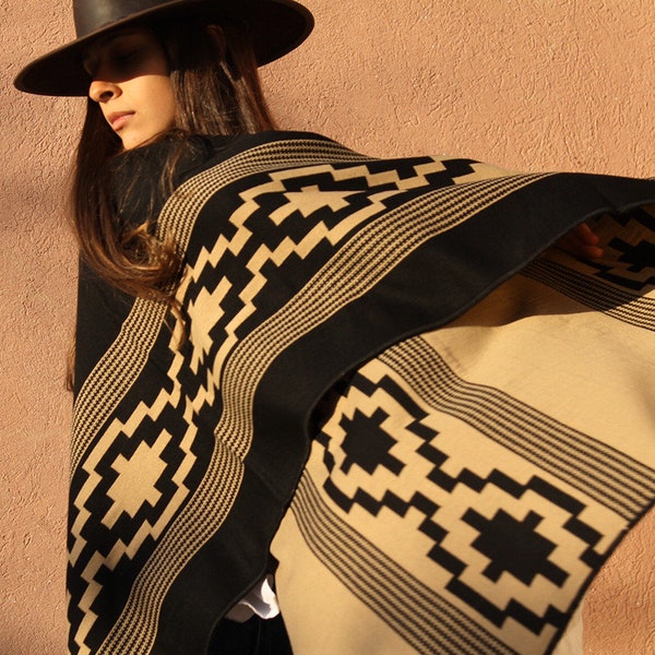 Poncho with guard. Reversible poncho with pampas storage design. Woven on an old industrial loom. Made in Argentina.