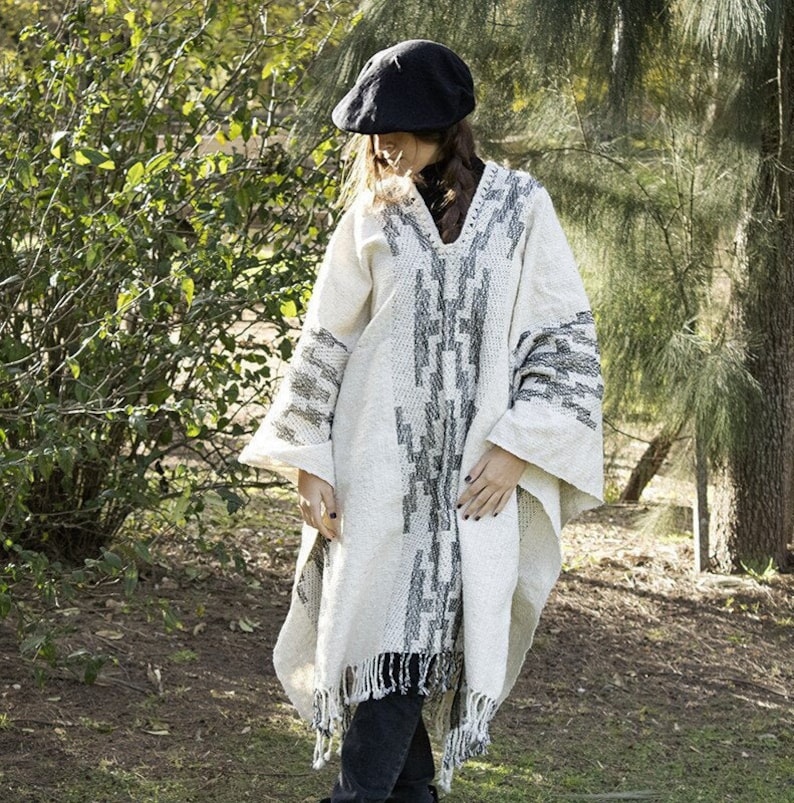 Women's poncho. Hand-knit poncho made of pure sheep's wool. Vintage style poncho. Poncho with a pampa pattern. Made in Argentina.