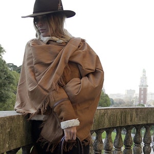 Alpaca poncho. Loom-woven alpaca poncho. Very delicate artisan work made in Argentina. Very soft, light and warm. image 2