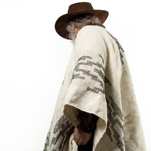 Argentinsk poncho 100% ull - ren fårull, antik stil - pampadesign - kraftig vinterkappa - handfransad - naturlig & svart bild 2