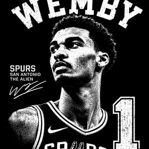 Puede incluir: Gráfico en blanco y negro de un jugador de baloncesto con una camiseta de los Spurs con el número 1. La palabra "WEMBY" está encima de la cabeza del jugador, con "SPURS SAN ANTONIO THE ALIEN" y una firma debajo.
