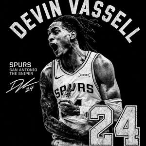 Pode incluir: Gráfico a preto e branco de Devin Vassell, jogador de basquetebol dos San Antonio Spurs, com o texto "Devin Vassell" arqueado sobre a sua cabeça. O logótipo dos Spurs e o número 24 são exibidos de forma proeminente. As palavras "San Antonio The Sniper" também são visíveis.