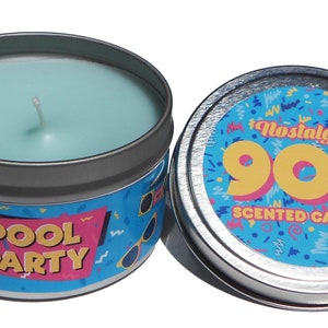 Puede incluir: Una vela perfumada turquesa en una lata plateada con una etiqueta de temática de los 90 en azul, rosa y amarillo que dice "Nostalgia 90's Scented Candles" y "Pool Party".