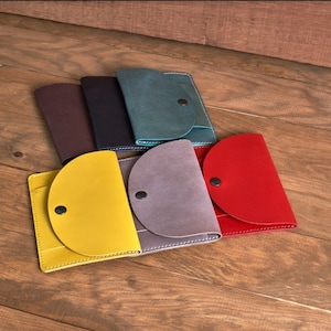 Cartera de viaje de cuero personalizada, 6 colores diferentes, tarjetero de viaje hecho a mano, regalo para hombre y mujer, funda para pasaporte imagen 2