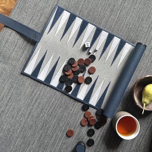 パーソナライズされたレザーバックギャモンロール、カラフルなバックギャモン/レザーボードゲーム/旅行用バックギャモンセット、バックパッカーゲーム