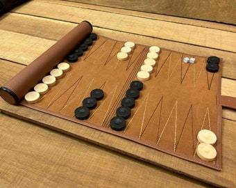 Bella Italia Reise-Backgammon aus feinstem Nubuk Echt-Leder mit handgefertigten Holzspielsteinen Melia Games Backgammon zum Rollen Bella Italia Reise-Backgammon aus feinstem Nubuk Echt-Leder mit handgefertigten Holzspielsteinen Melia Games Backgammon zum Rollen
