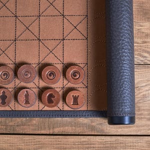 Tablero de ajedrez portátil de viaje de cuero personalizado - Juego de mesa enrollable redondo de bolsillo