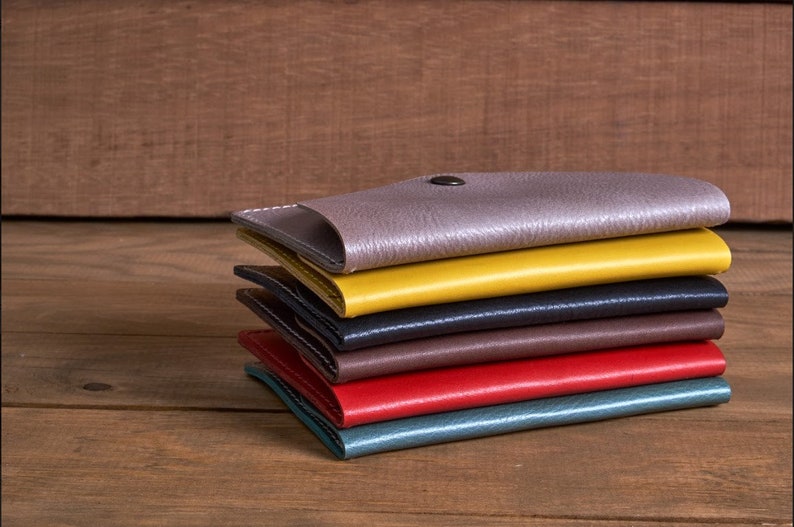 Cartera de viaje de cuero personalizada, 6 colores diferentes, tarjetero de viaje hecho a mano, regalo para hombre y mujer, funda para pasaporte imagen 4