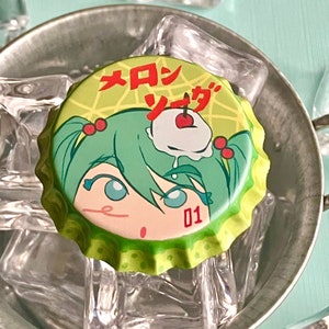 Puede incluir: Tapa de botella verde con un personaje de dibujos animados con cabello verde y una cereza en la parte superior. El texto en la tapa dice "メロンソーダ" y "01".