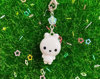 Charm para teléfono de arcilla con personaje chibi de conejito blanco hecho a mano