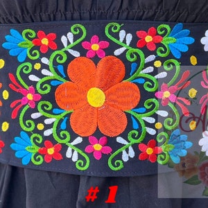 Fajo Jardín bordado de flores multicolor. Fajo con amarraderos de corset.