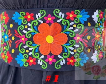 Fajo Jardín bordado de flores multicolor. Fajo con amarraderos de corset.