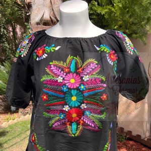 Blusa Olga bordada de hermosa con manga corta, short sleeve blouse with colorful and vibrant embroidery pattern