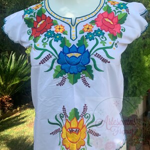 Blusa REYNA hermosa con bordado muy elegante, beautiful blouse with amazing elegant embroidery image 2