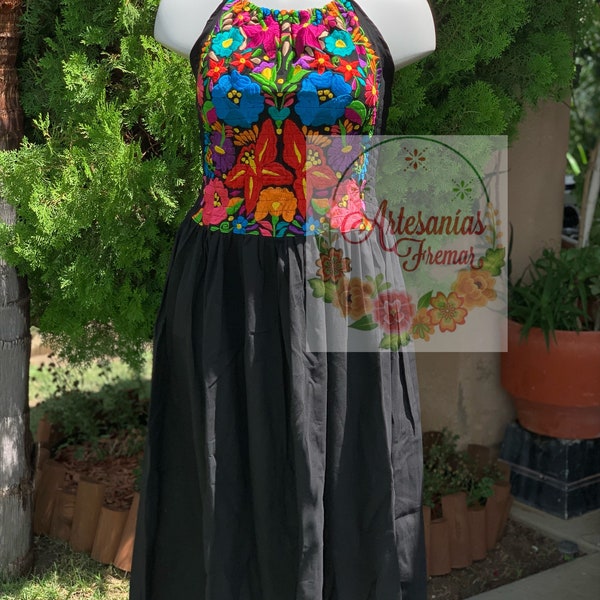 Gorgeous Maxi dress with halter top, beautiful long dress with embroidered torso, Vestido largo hermoso con bordado de muchos colores