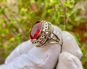 Anillo de granate bañado en plata de ley 925, con compartimento de piedra preciosa ovalada.