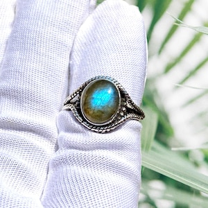 Handmade 925 Sterling Silver Labradorite Ring: Oval Gemstone