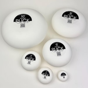 Op de afbeelding: Een verzameling van zes witte, ronde keramische drapeervormen in verschillende maten, gelabeld 2", 3", 4", 6", 8" en 10". Elke puck is voorzien van een zwarte sticker met de tekst "SHROOM PUCK", de maat, "DOUBLE-SIDED DRAPE FORM" en een QR-code.